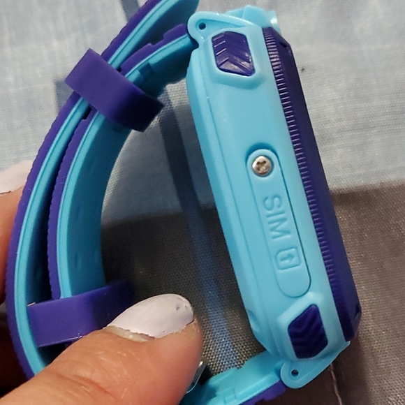 Kids smartwatch with GPS and Call Mom feature - Picture 2 of 4